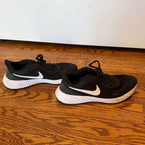 Nike Black and White Running Shoes - Picture 4 of 4